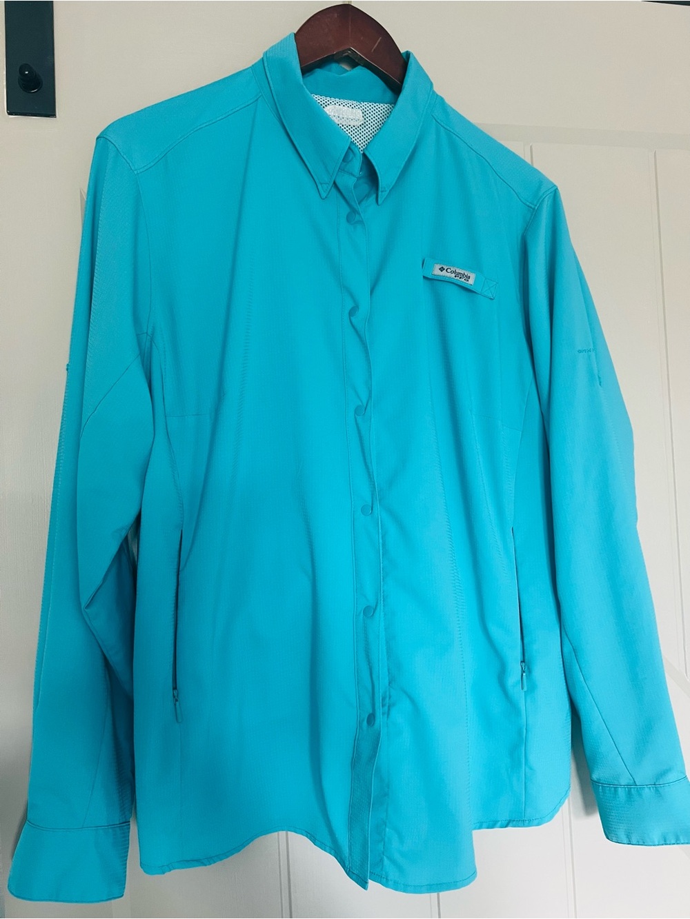 Columbia women  Button-Down Outdoor Shirt in Aqua